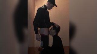 Гопник трахает школьника в подъезде порно